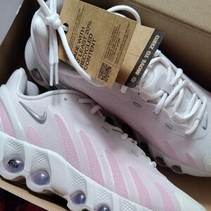 Nike Women’s Light Pink & White Athletic Running Shoes